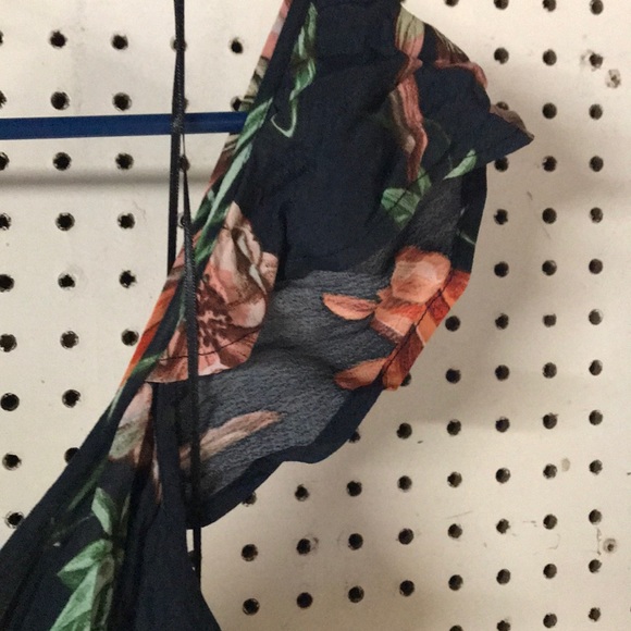 EUC Black w floral print maxi w flutter sleeve - Picture 5 of 5